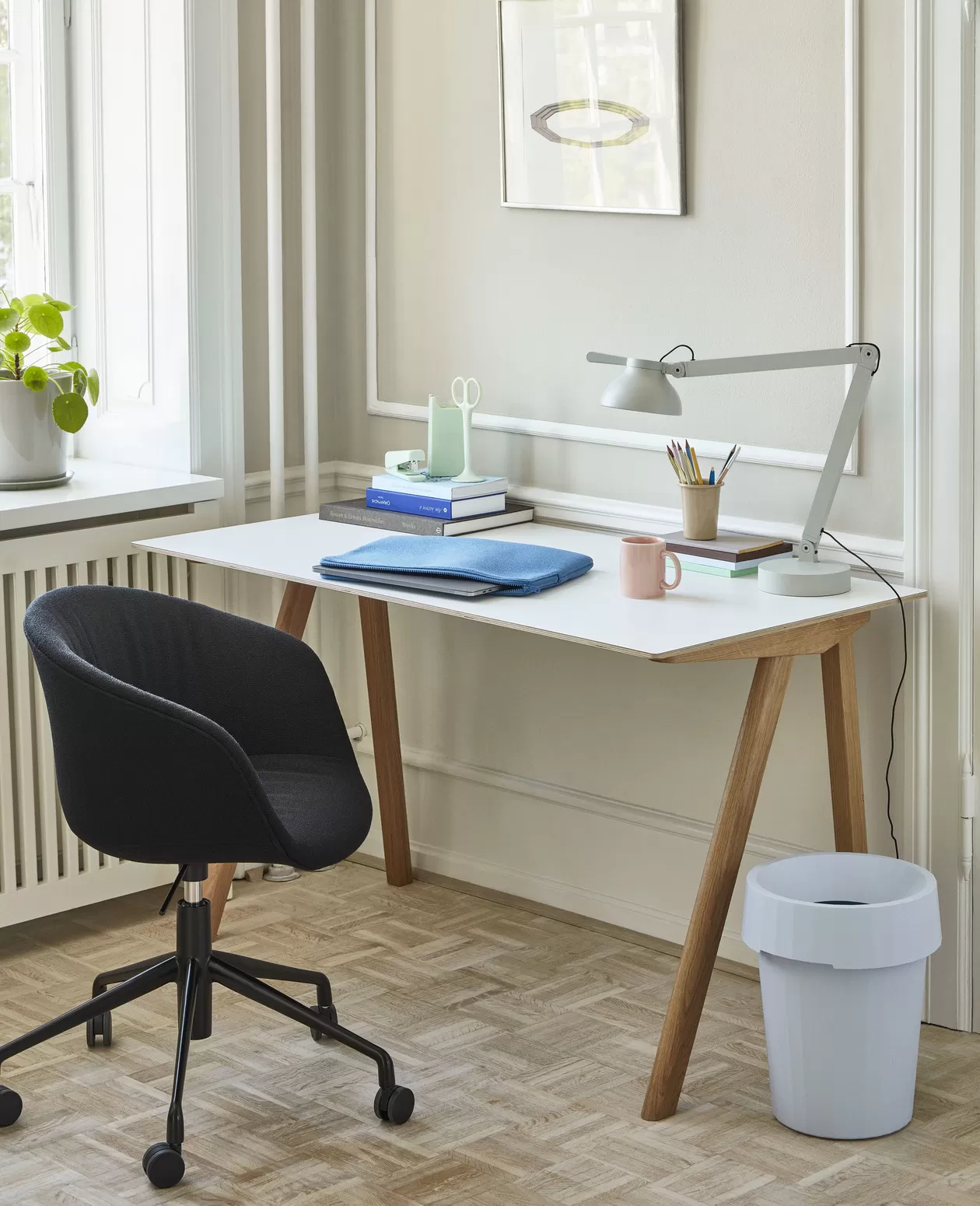 PC DOUBLE ARM W. TABLE BASE | Herman miller